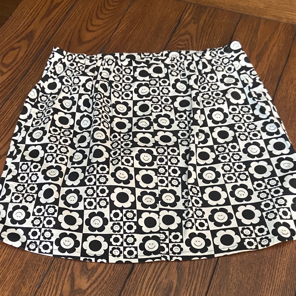 Girls Black and White Floral Patterned Skirt